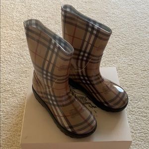 Burberry child size 3 rain boots